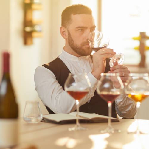 Catar vinos puede ser una actividad genial para una despedida de soltero